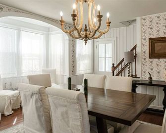 Historic Home near Stony Brook Village & Beach - Stony Brook - Comedor