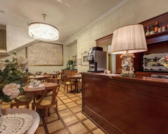 Hotel Bigallo - Florence - Front desk