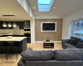 6 bedroom house in Orpington - Farnborough - Living room