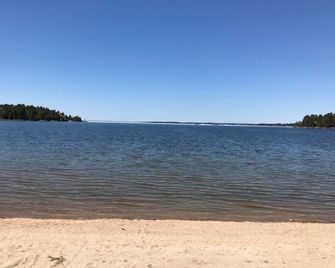 Rustic Beach Cabin on Rainy Lake, Fort Frances Ontario - Fort Frances - Beach
