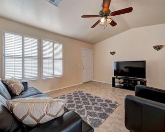 Beautiful house in quiet neighborhood just off I-40. - Yukon - Living room