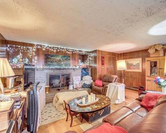 ‘Rustic Chic’ Retreat: 4 Mi to Kennywood! - West Mifflin - Living room