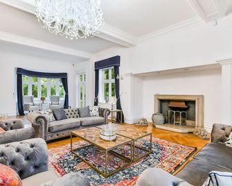 Exclusive Luxury Surrey Manor, Sleeps 18+, Private Grounds, Parking, London Link - Tadworth - Obývací pokoj