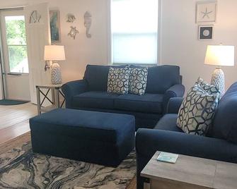 Perch Pad 2Br 1Ba Near Beach - Waveland - Вітальня