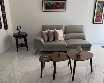 Luxury centric 1 bedroom apt - 5 min from the beach - Aguadilla - Salon