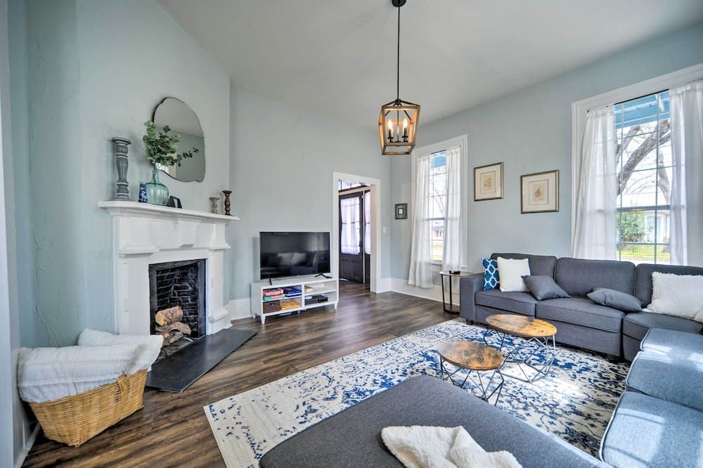 Spacious Abode, Walk to Texas Heroes Squ - Gonzales - Living room