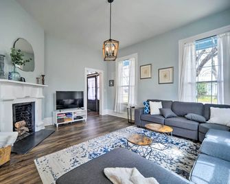 Spacious Abode, Walk to Texas Heroes Squ - Gonzales - Living room