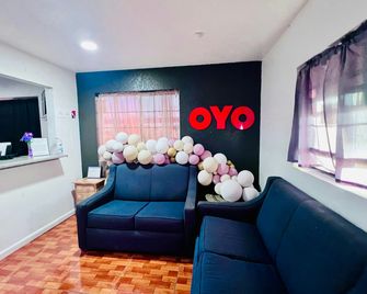 OYO Garden Inn And Suites Pearsall I-35 East - Pearsall - Obývací pokoj