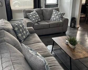 Pats Place at the Lake - Port Clinton - Living room