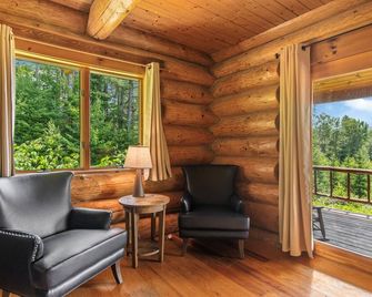 Log Cabin with Views - Near Santa's Village! - Dalton - Living room