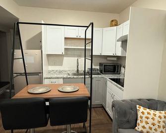 Charming Studio Downtown Elizabeth - Elizabeth - Kitchen