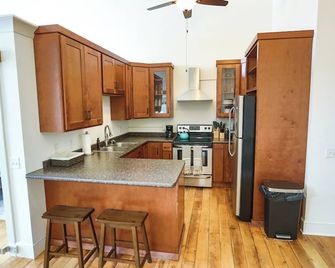 Lookout Loft over the Monroe Square - Monroe - Kitchen