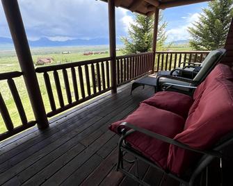 Charming Cabin with Spectacular Mountain Views near Madison River in Ennis, Montana - Ennis - Balcony
