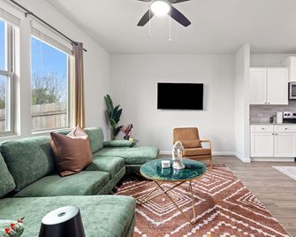 Modern Farmhouse Retreat W Patio Yard Twr 103 - Lockhart - Obývací pokoj