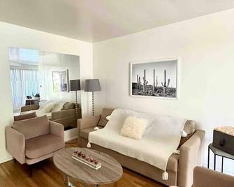 Charming and specious 2bedroom 2 2 bath apartment in Beverly Hills with AC, WiFi - Beverly Hills - Living room