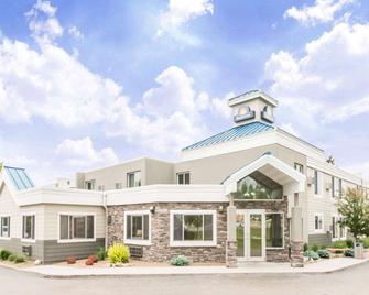 Days Inn by Wyndham Bismarck - ביסמארק - בניין