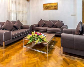 هوتل 7 مايل - يانغون - غرفة معيشة