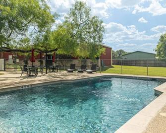Htr Tx Hill Country Campground - Kerrville - Pool