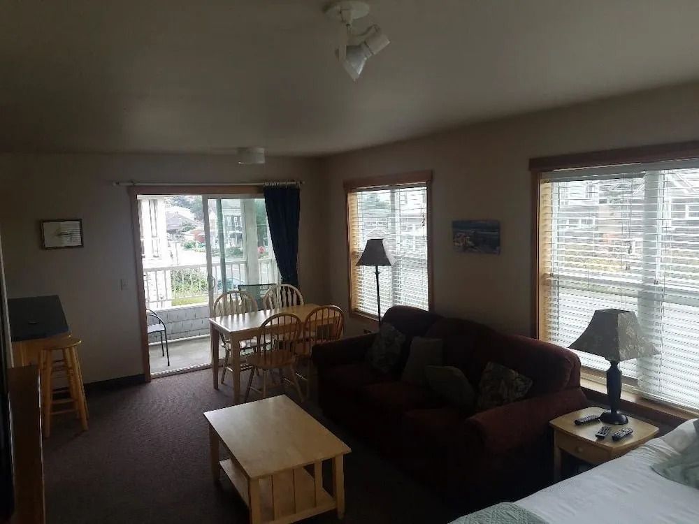 Sea Breeze Court - Cannon Beach - Salon