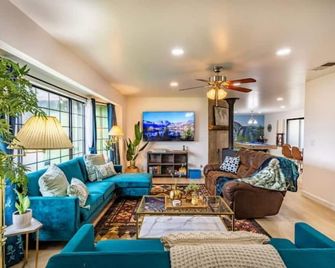 Yosemite Mountain Escape - Hottub, Pool Table, Gazebo, Scenic Views, Bass Lake - Oakhurst - Living room