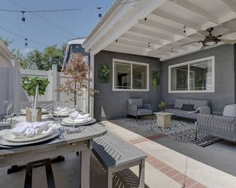 Japandi Zen Design Fenced Backyard Private Parking - Anaheim - Patio