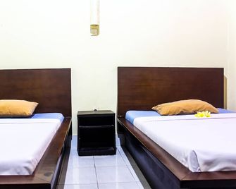 Budhi beach inn - Kuta - Sovrum