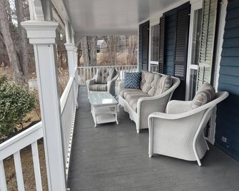 Amore Estate - beautiful room with many places to explore and relax in. - Lenox - Balkon