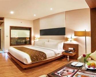 Narayani Heights Hotel and Resort - Gandhinagar - Bedroom