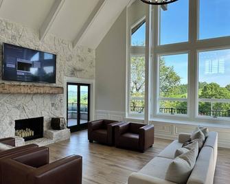 White Pines Lodge-360° views, spacious, serene, spa-like master en suite - Dresden - Living room