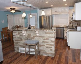 Family Vacation Home W/ Driveway | Large Kitchen | Backyard - Brown Deer - Kitchen
