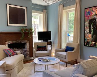 Brisbane House: Historic Stone House & Adjoining 'Summer Kitchen' Bedrooms - Spring Green - Living room