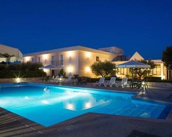 โรงแรมรามาเพนดูลา - อัลแบโรแบลโล - สระว่ายน้ำ