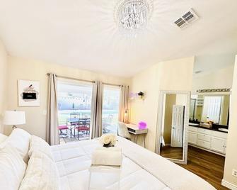 Escape The Madness With No Better Place To Relax! New Luxury Spa And Huge Pool! - North Las Vegas - Living room