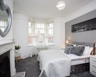 Spacious 3 bedroom apartment - Saltwell Park - Gateshead - Bedroom