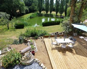 Luxury holiday home escape, set in an acre of private garden with its own lake - La Forêt-sur-Sèvre - Patio
