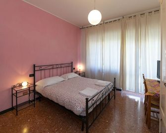 Lia Rooms 3 - La Spezia - Bedroom