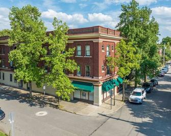Walk to Dining & Attractions | Free Coffee - Dayton - Building