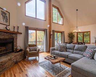 A Change of Scenery at Yonahlossee - Linville - Living room