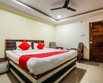 OYO 12973 Hotel Crystal - Warangal - Bedroom