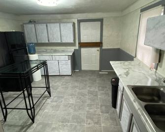 Cozy home N Peoria located close to the hospitals and downtown with AC, WiFi - Peoria - Kitchen