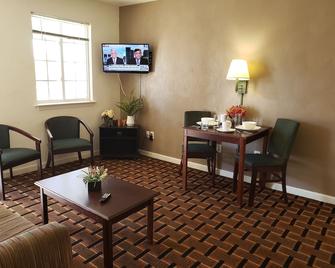Affordable Suites Burlington - Burlington - Living room