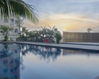 Titanium Express Homtel - Jakarta - Pool