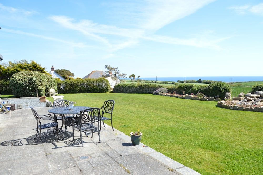 ترندرنين فارم بد آند بريكفاست - بنزانس - شرفة مرصوفة