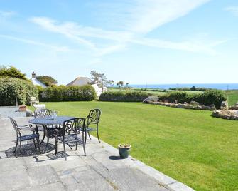 ترندرنين فارم بد آند بريكفاست - بنزانس - شرفة مرصوفة