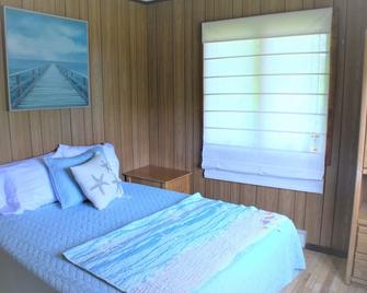 Ditch Plains Beach Home walk to beach, surfing and fishing - Montauk - Bedroom