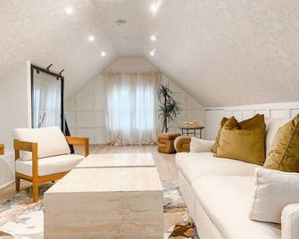 Posh 2BR in the Heart of the Pittsford Village - Pittsford - Living room