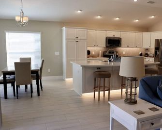Designer home minutes from Eastport area, near 7 golf courses, & pet friendly! - Wildwood - Cocina