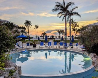 Oceanview renovated 2BR 2BA Sunset Cove condo 7 Mile Beach No daily resort fees - 西灣 - 游泳池