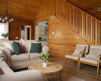 Full Kitchen-3 Smart TVs-1min -Three Bears Resort - Warrens - Living room