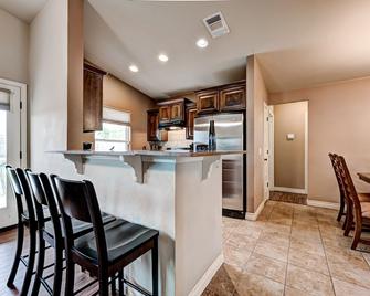 Cosmo Comfort House - Edmond - Kitchen